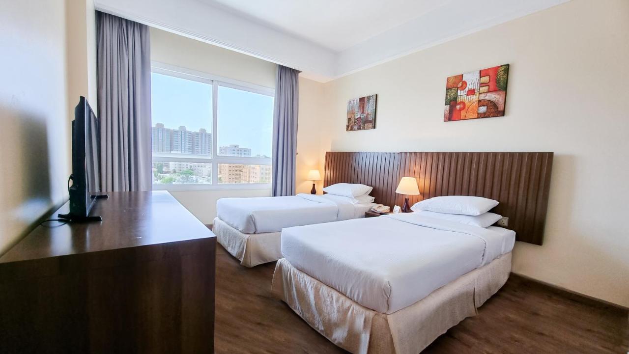 Ramada By Wyndham Beach Hotel Ajman Esterno foto