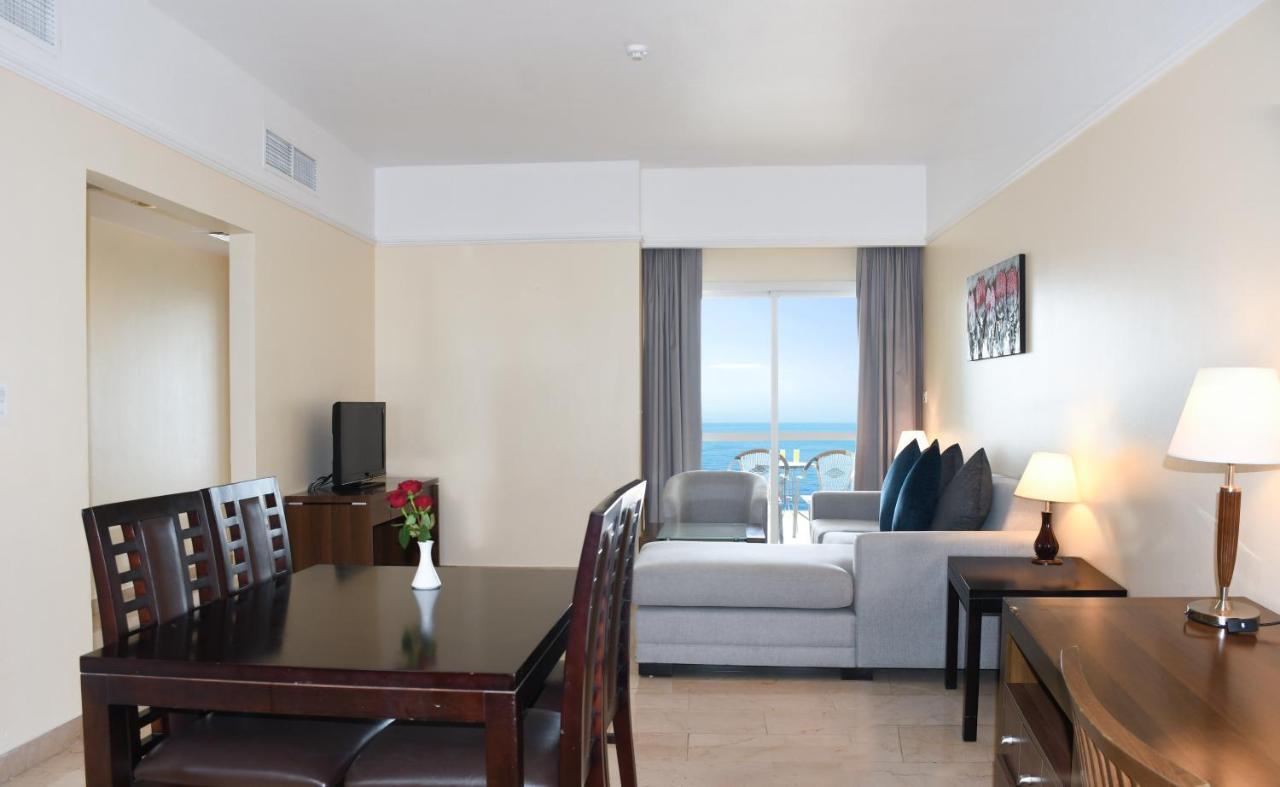 Ramada By Wyndham Beach Hotel Ajman Esterno foto