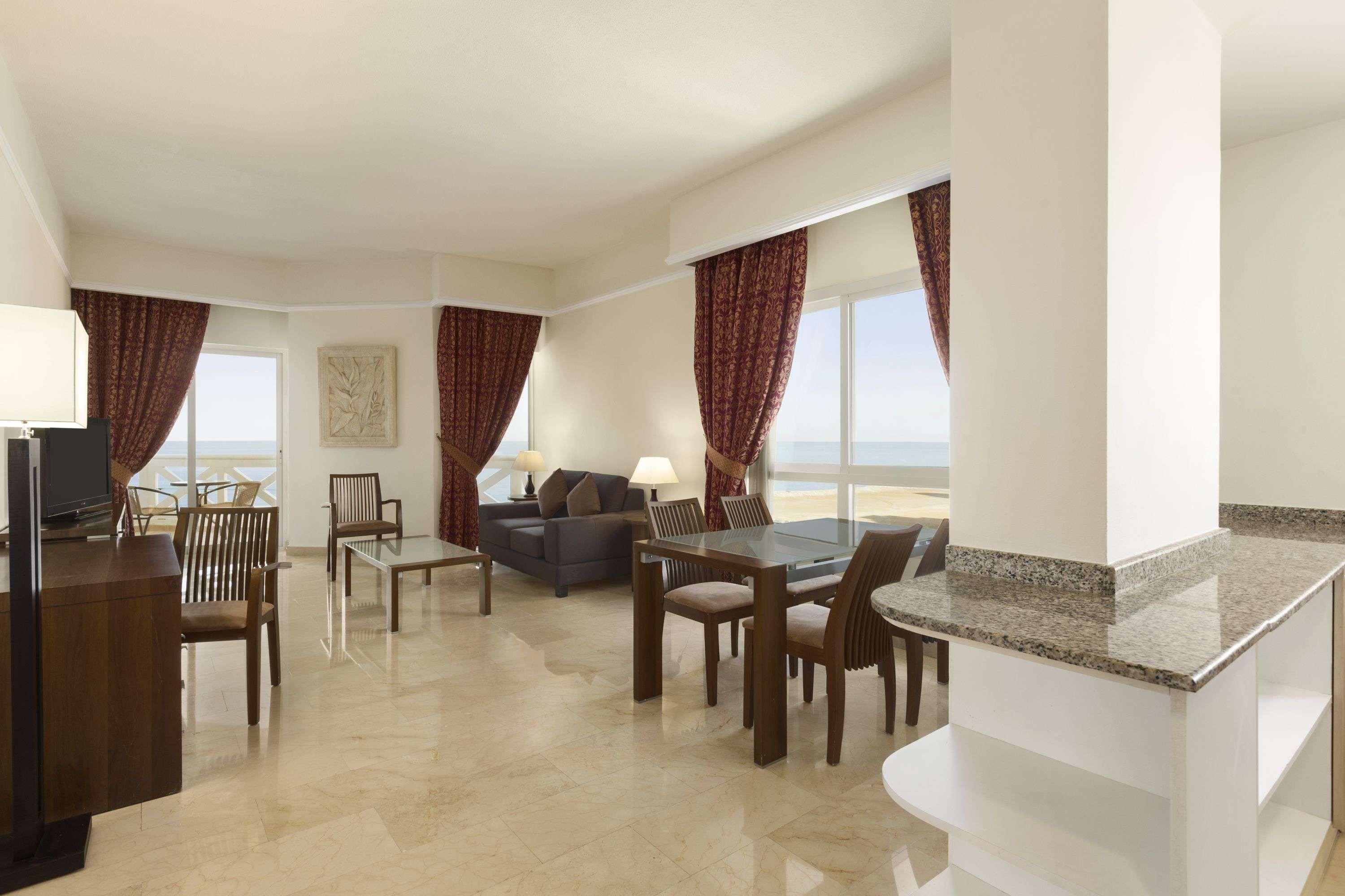 Ramada By Wyndham Beach Hotel Ajman Esterno foto