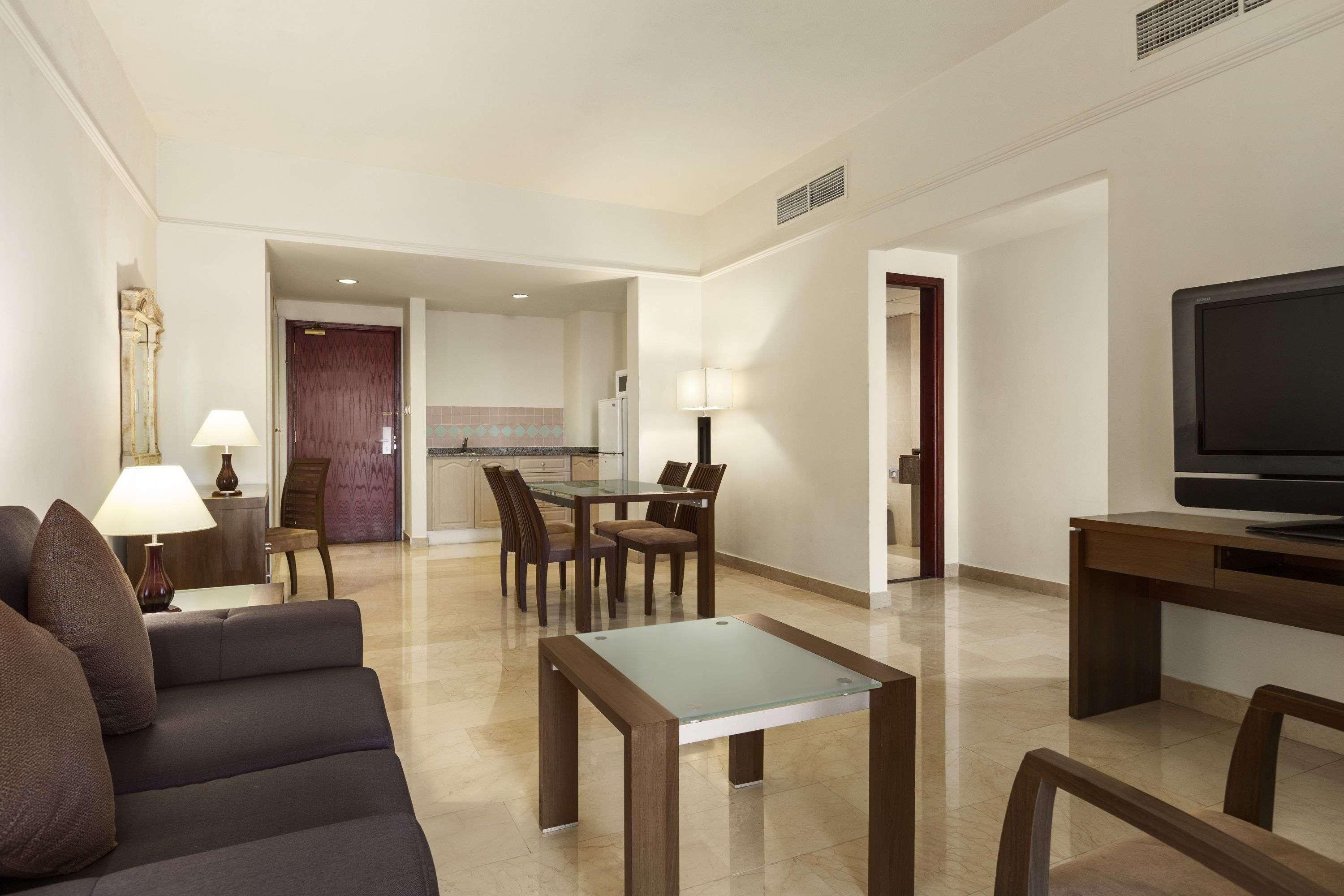 Ramada By Wyndham Beach Hotel Ajman Esterno foto