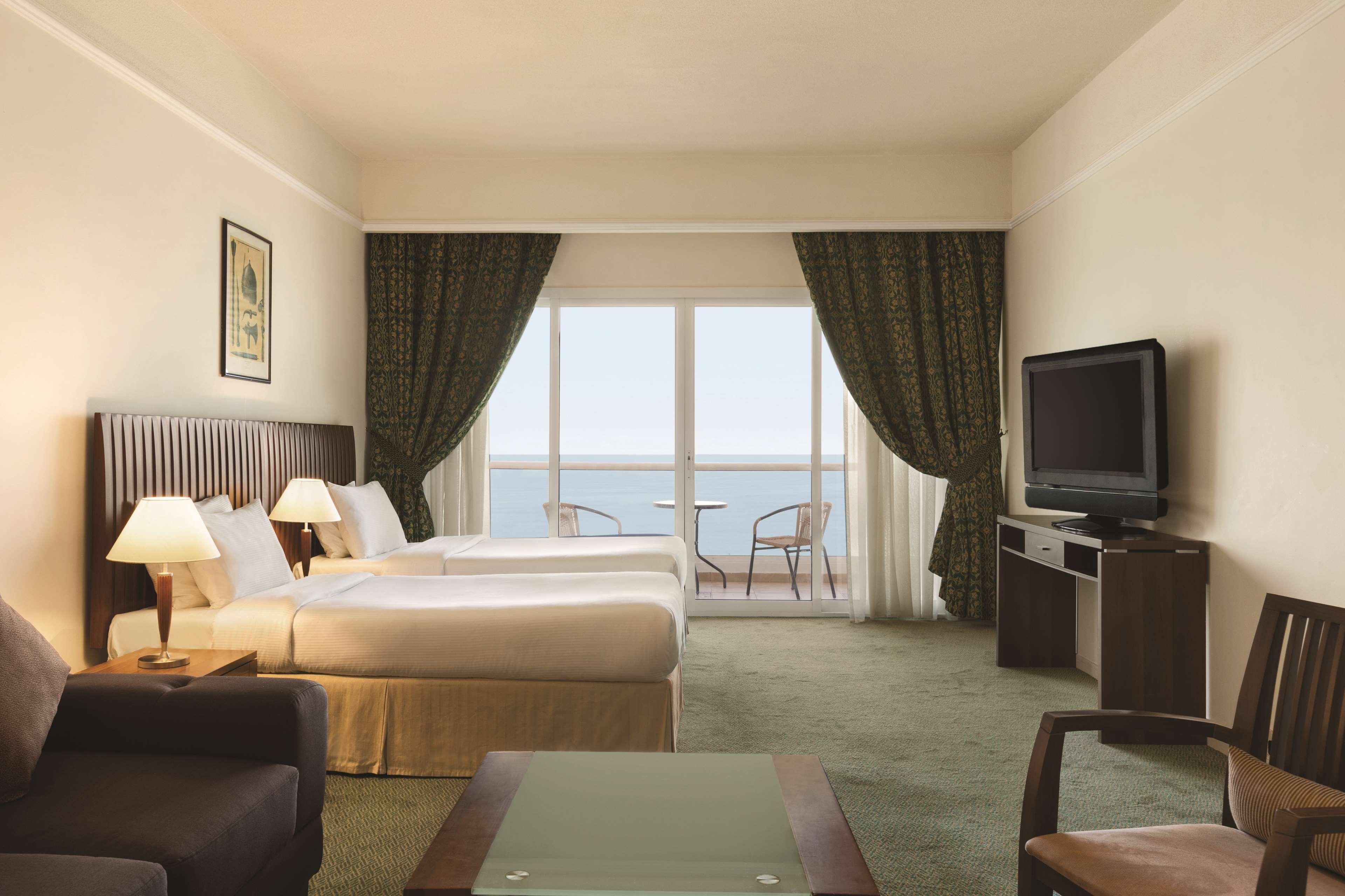 Ramada By Wyndham Beach Hotel Ajman Esterno foto