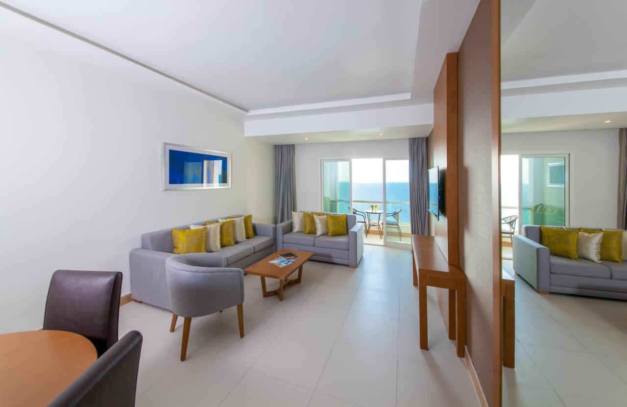 Ramada By Wyndham Beach Hotel Ajman Esterno foto