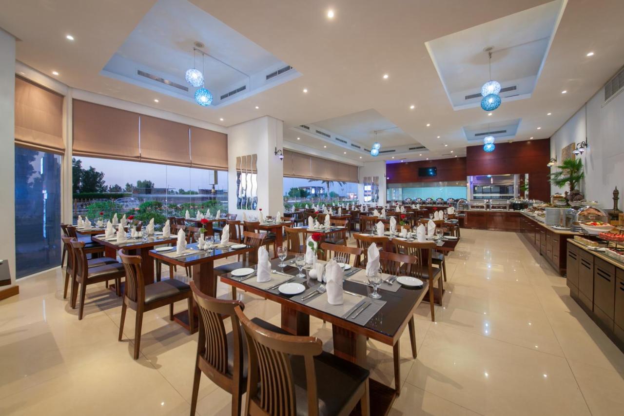 Ramada By Wyndham Beach Hotel Ajman Esterno foto